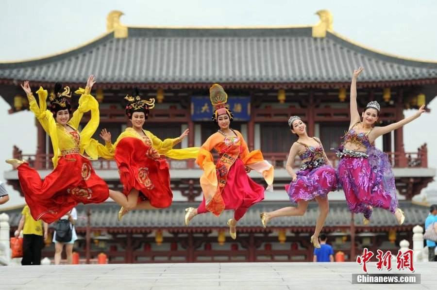 Tang and Han-style graduation photos go viral online