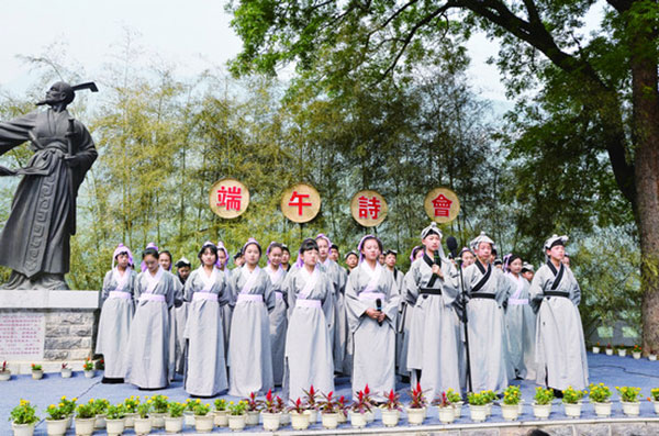 Traditional customs mark Dragon Boat Festival