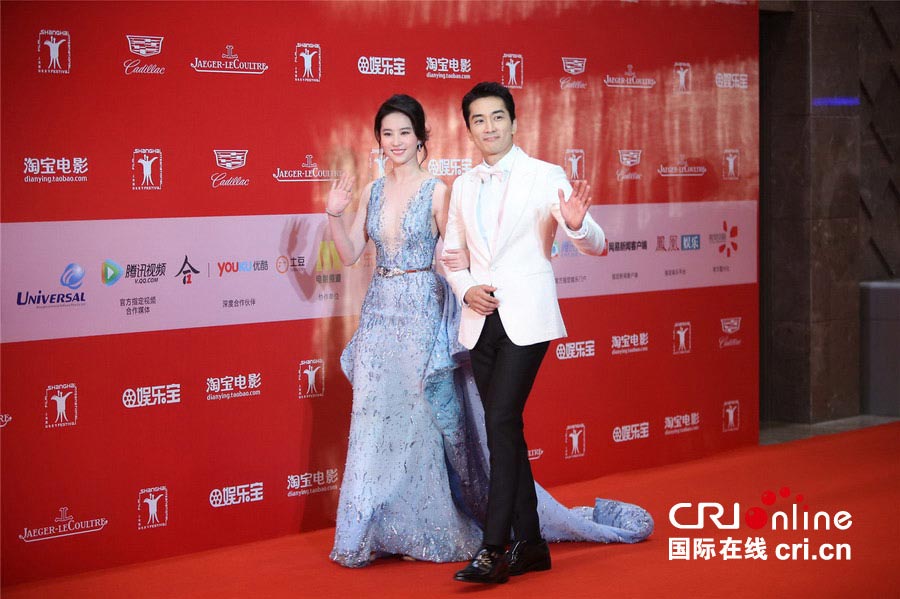 Liu Yifei walks red carpet during Shanghai Int'l Film Festival