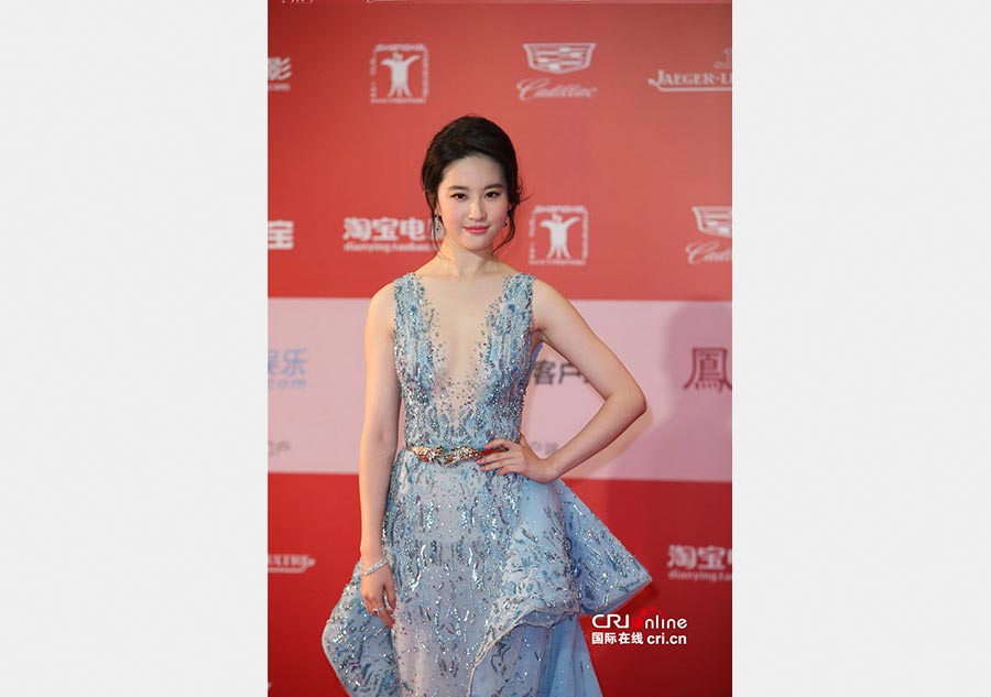 Liu Yifei walks red carpet during Shanghai Int'l Film Festival