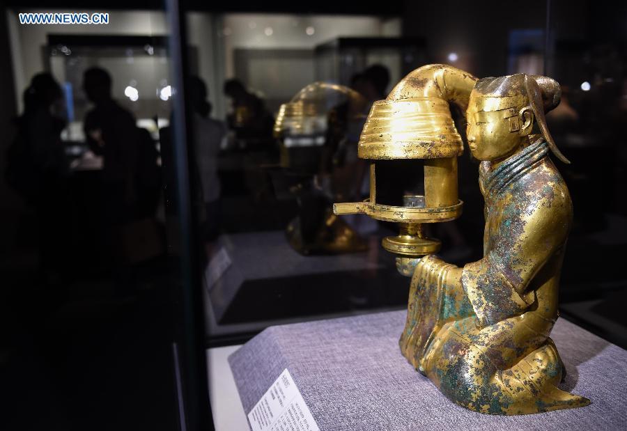 Cultural relics exhibition opens to public in Beijing