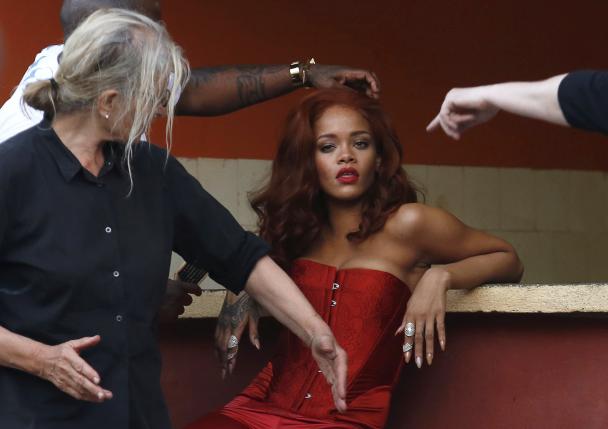 Rihanna becomes recording industry's top digital singles artist