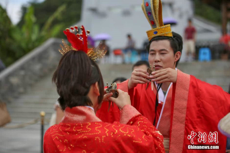 Traditional Han-style wedding for 68 couples