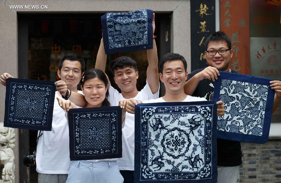 Students experience handicraft of making blue calico in Nantong