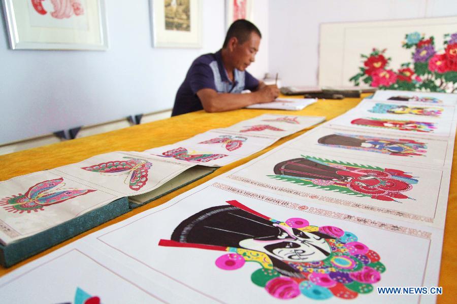 Craftsmen make paper-cuttings in Hebei of North China