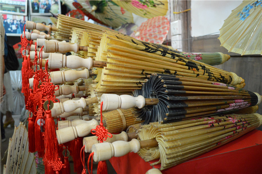 Traditional oil paper umbrellas shine in modern age