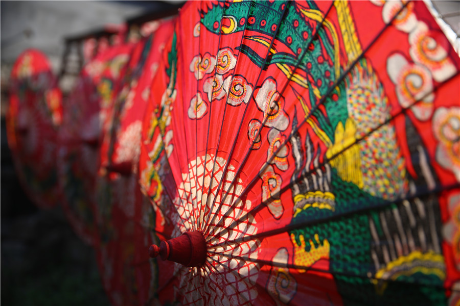 Traditional oil paper umbrellas shine in modern age