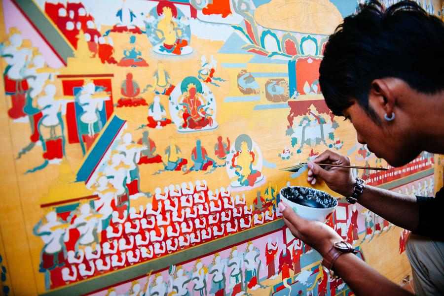 Thangka painter in SW China's Tibet