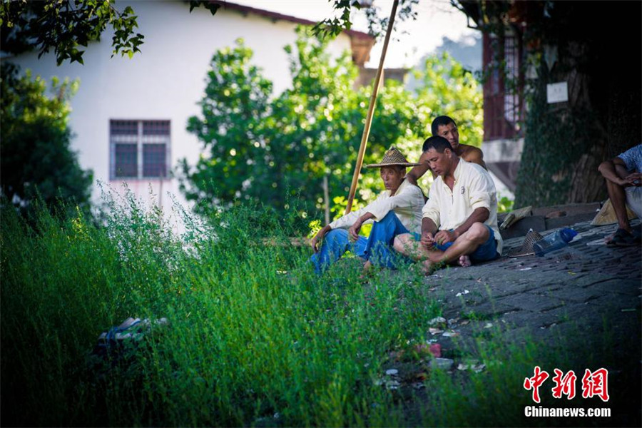 Rafters on Jiangxi's Luxi River depend on tourism