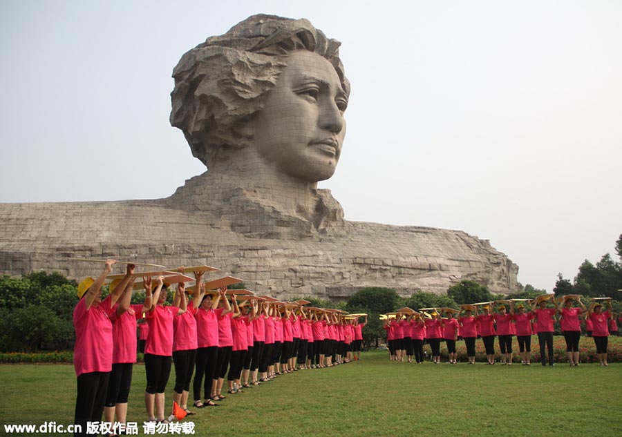 People gather at statue of Mao to show their patriotism[4]- Chinadaily ...