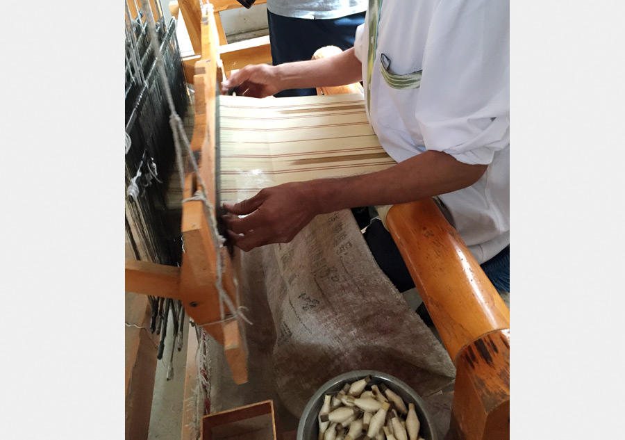 Xinjiang keeps the traditional way of making Atlas silk