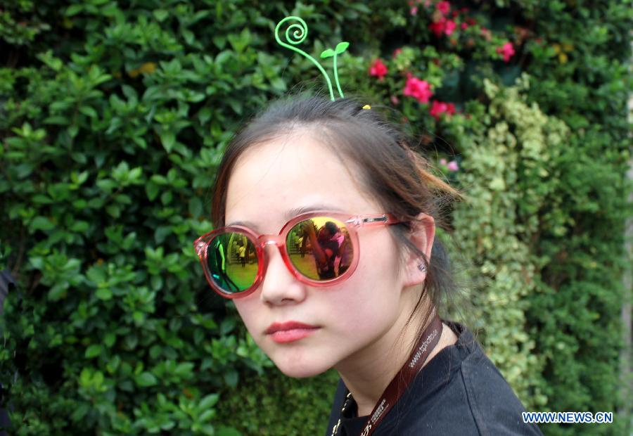 Floral hair decoration hits Suzhou street