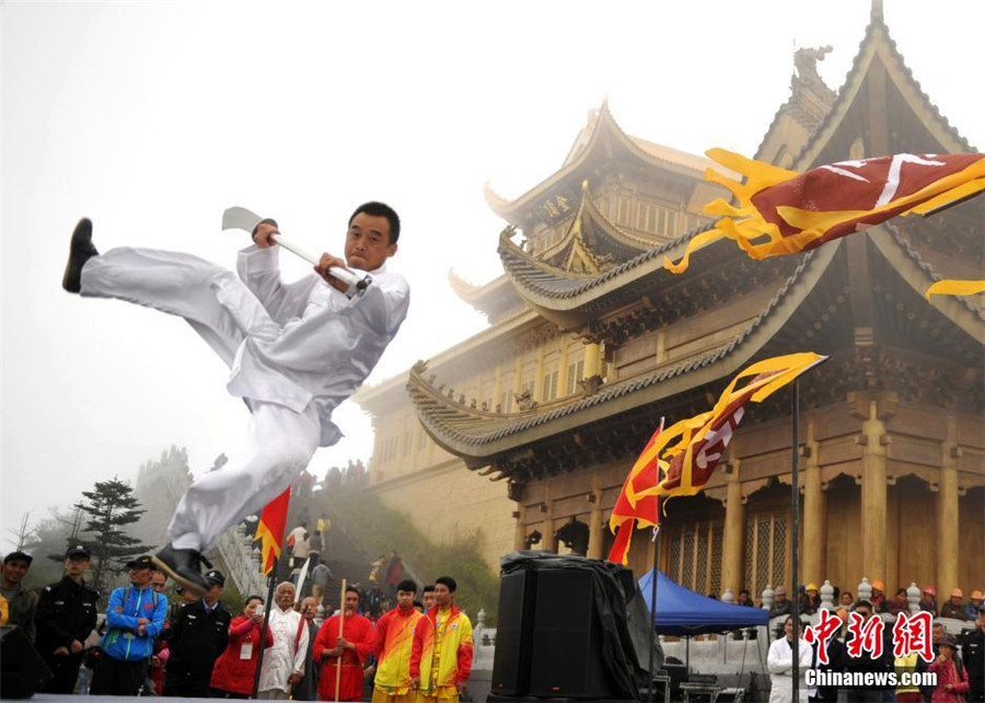Kungfu masters compete atop Emei Mountain