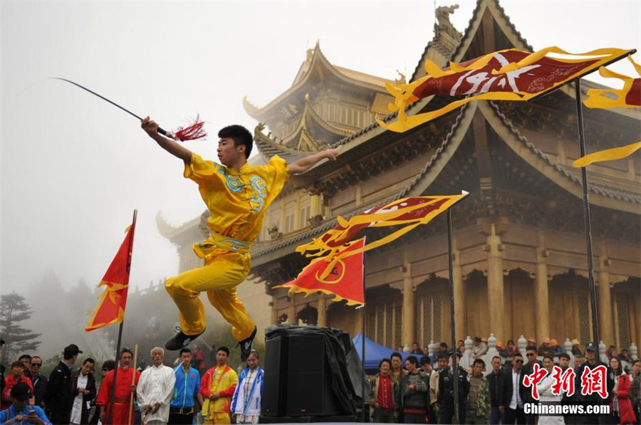 Kungfu masters compete atop Emei Mountain