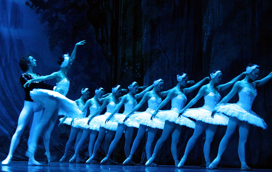 <EM>Swan Lake</EM> hits the stage in Suzhou