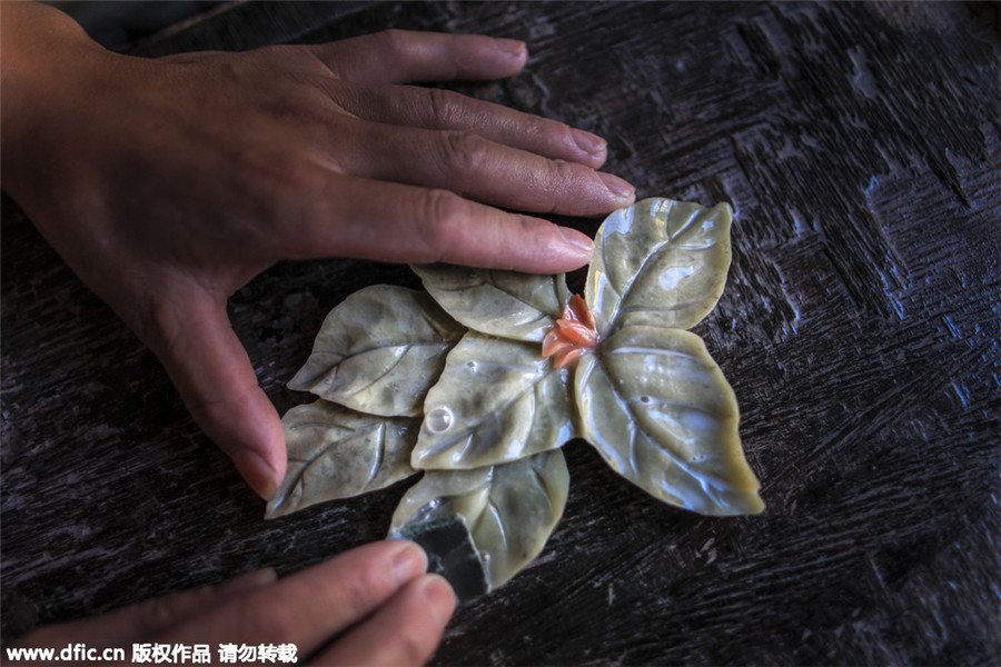 Chinese folk craft of colored stone inlay on verge of extinction