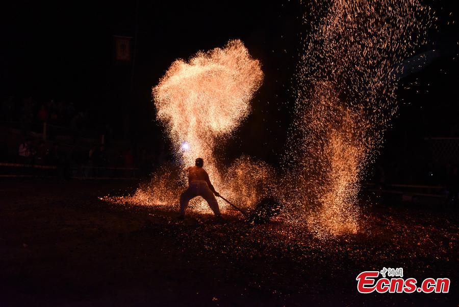 'Fire walking' ceremony held in E China village