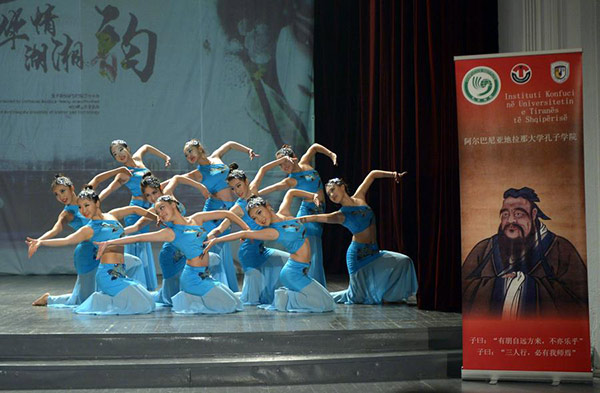 Chinese art troupe presents gala performance in Albania