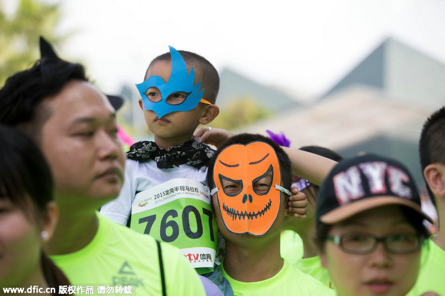 Parent-child marathon with Halloween style shines in Shenzhen