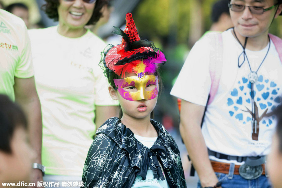 Parent-child marathon with Halloween style shines in Shenzhen