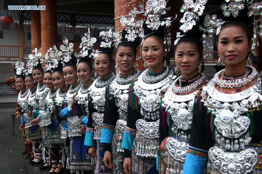 Dong ethnic group singers sing Ka Lau chorus at contest