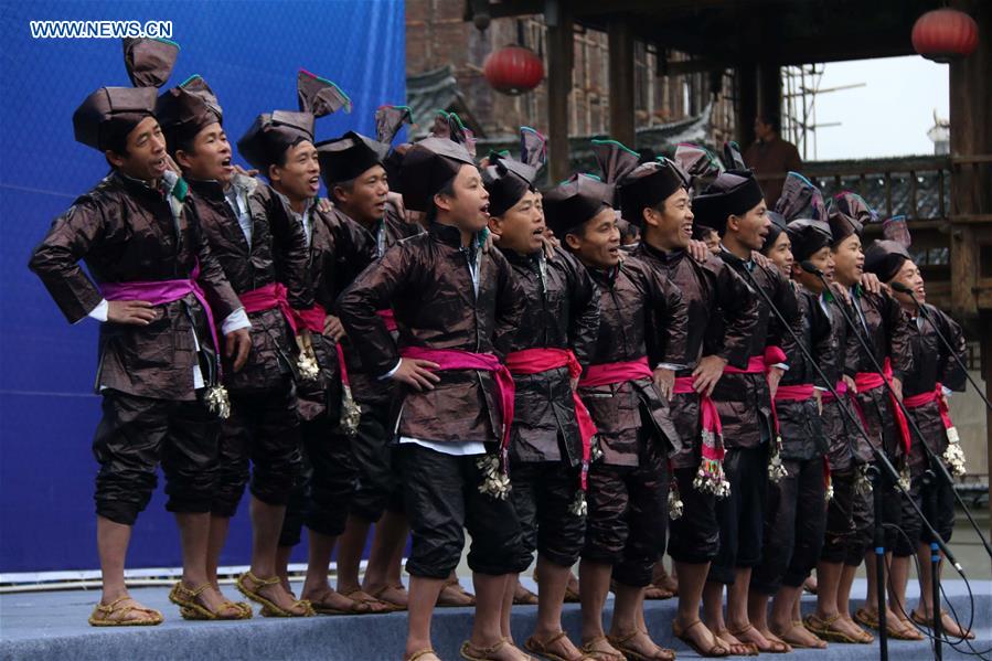 Dong ethnic group singers sing Ka Lau chorus at contest