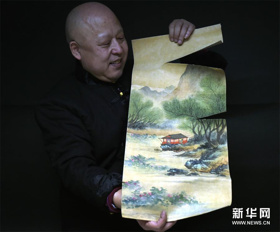 Inheritor restores classic painting and calligraphy