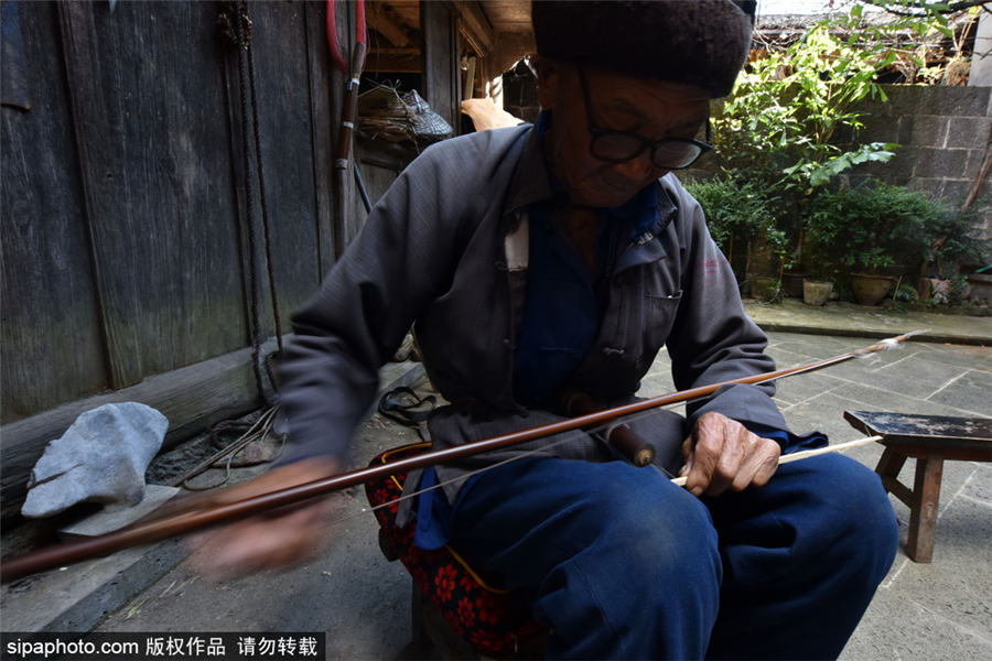 Inheritor preserves old tradition of making oil paper umbrella