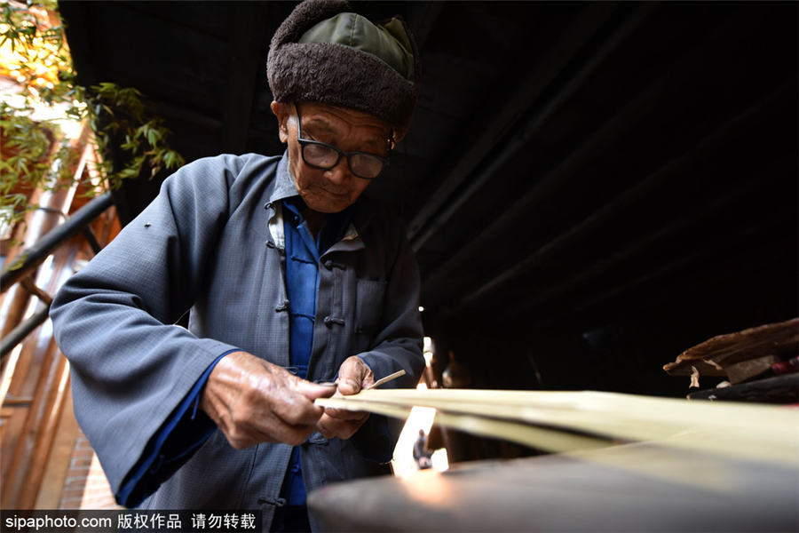 Inheritor preserves old tradition of making oil paper umbrella