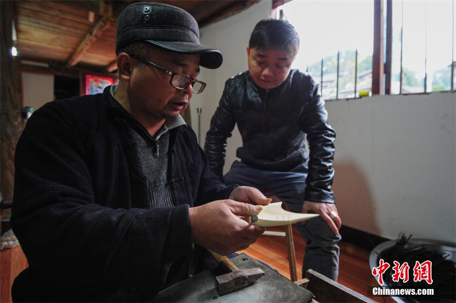 Family carries on tradition of making Miao wooden combs