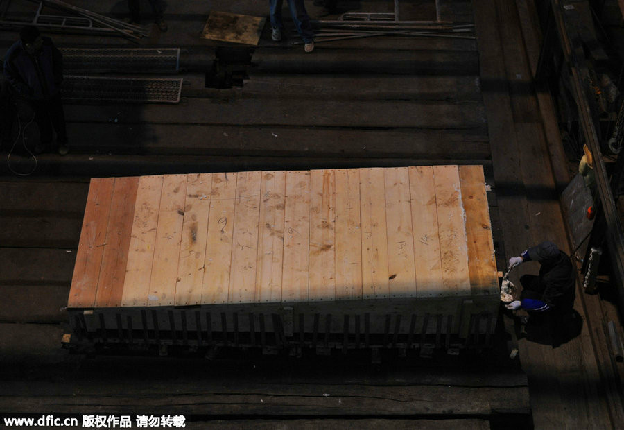 Main coffin from Haihunhou cemetery moved to lab for research