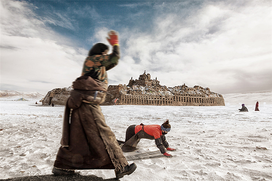 Stunning images of devout Tibetan Buddhist pilgrims in winter