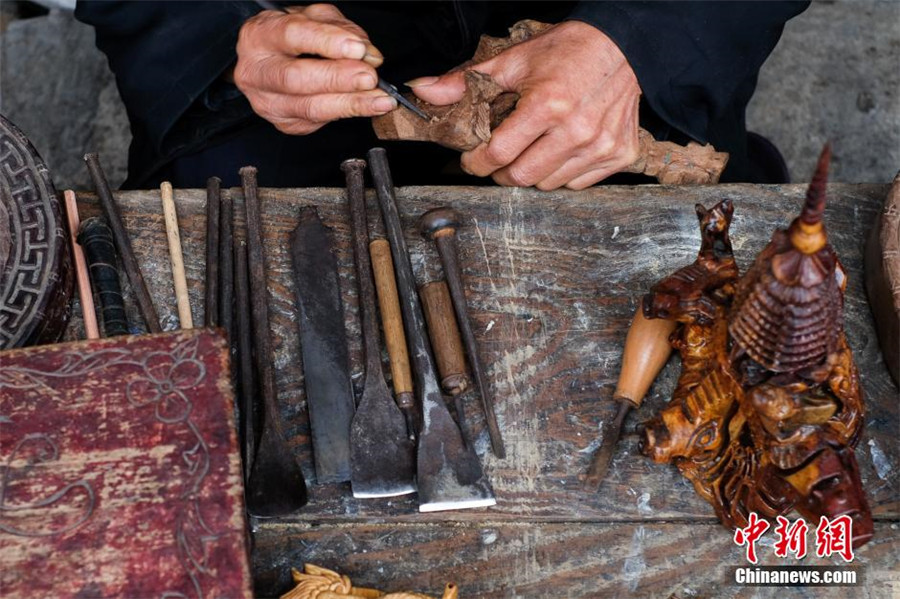 Veteran wood carver preserves traditional craft
