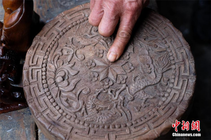 Veteran wood carver preserves traditional craft