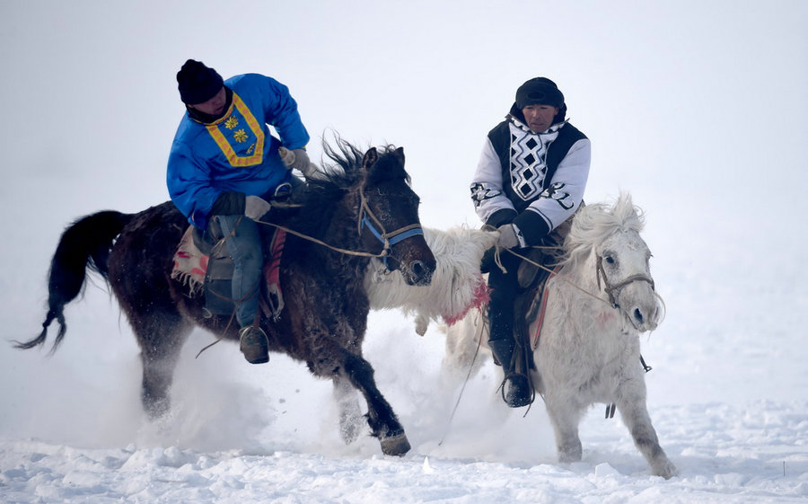 Herdsmen in Xinjiang take part in folk activities in winter