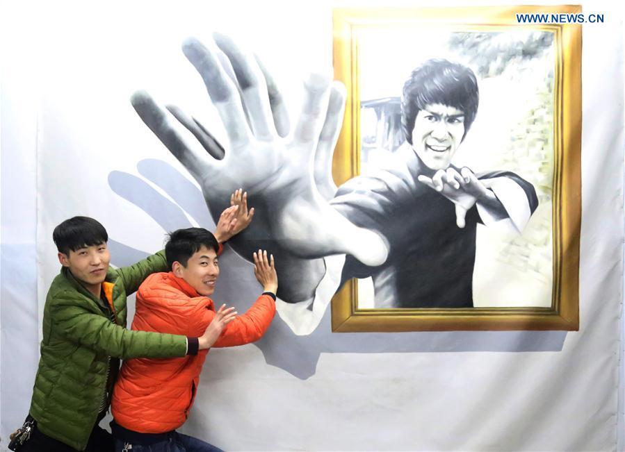 3D painting exhibition attracts tourists in C China