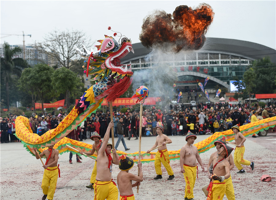 62-year-old artist keeps firecracker dragon lantern burning in Guangxi