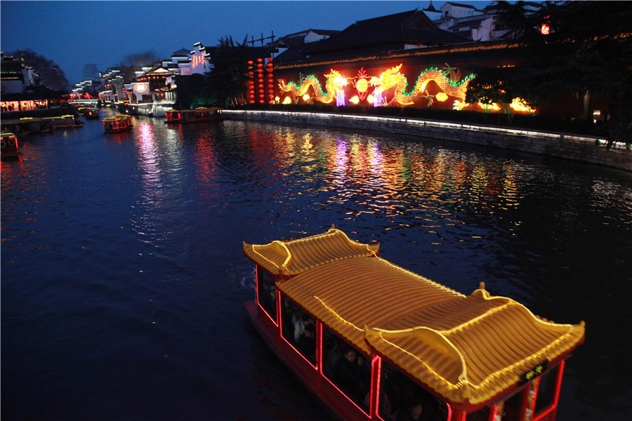 Residents flood to Confucius Temple for lantern feast