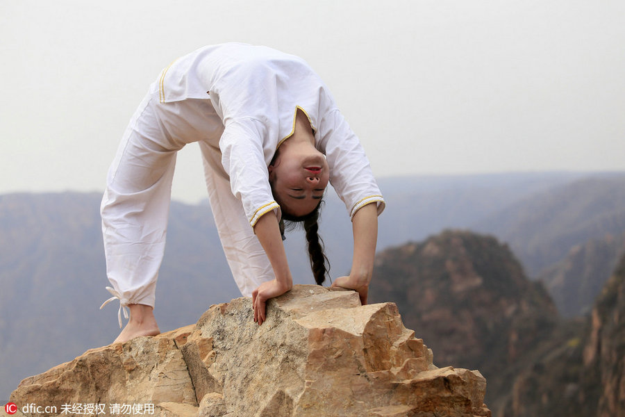 Danger! Women practice yoga on cliffs