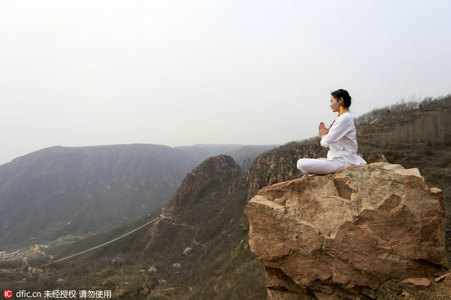 Danger! Women practice yoga on cliffs