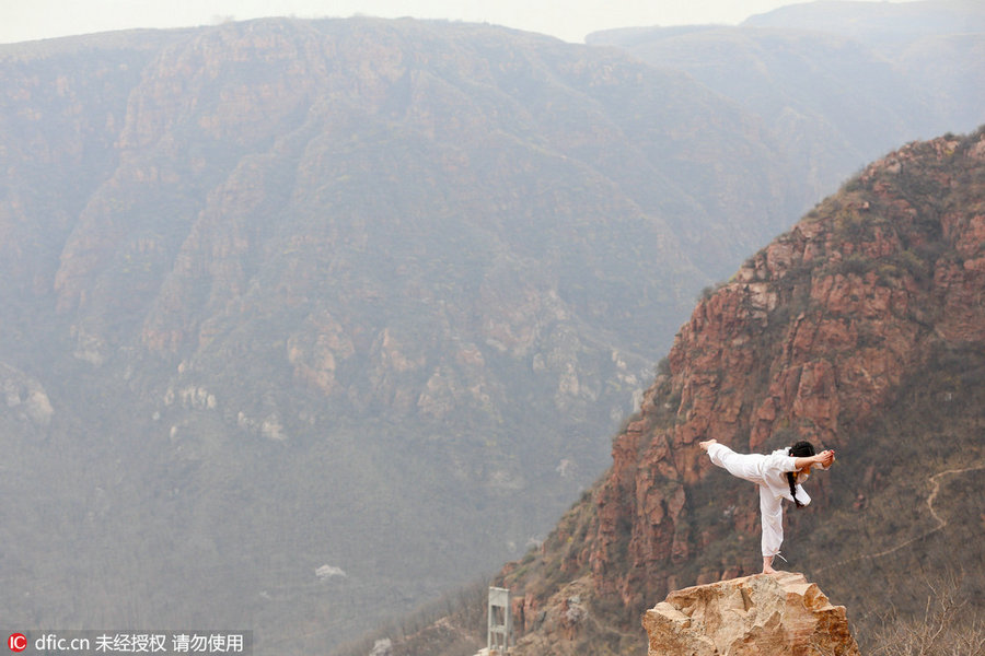 Danger! Women practice yoga on cliffs