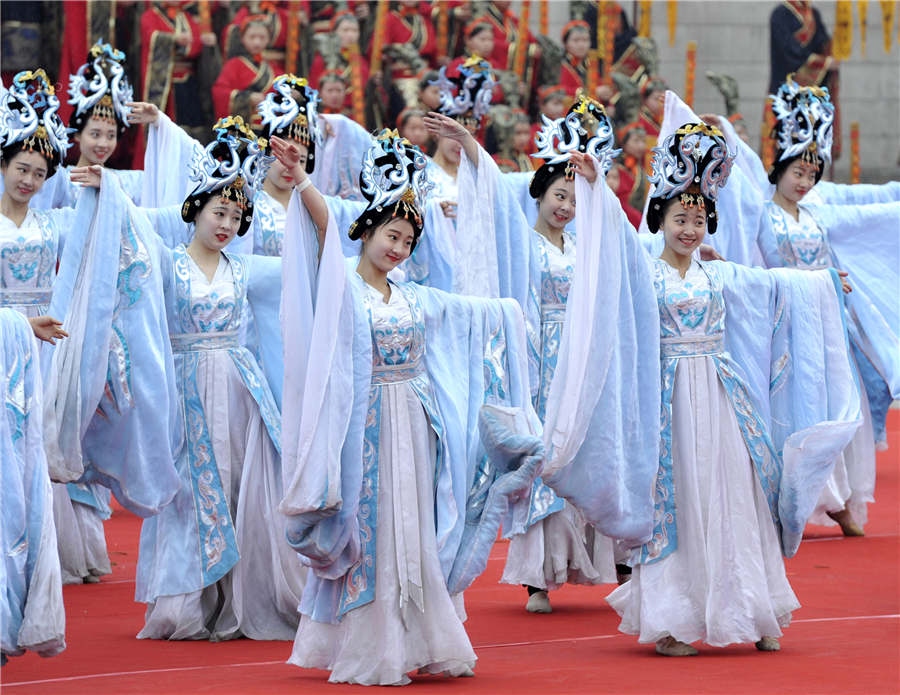 Thousands pay tribute to Yellow Emperor on Tomb-Sweeping Day