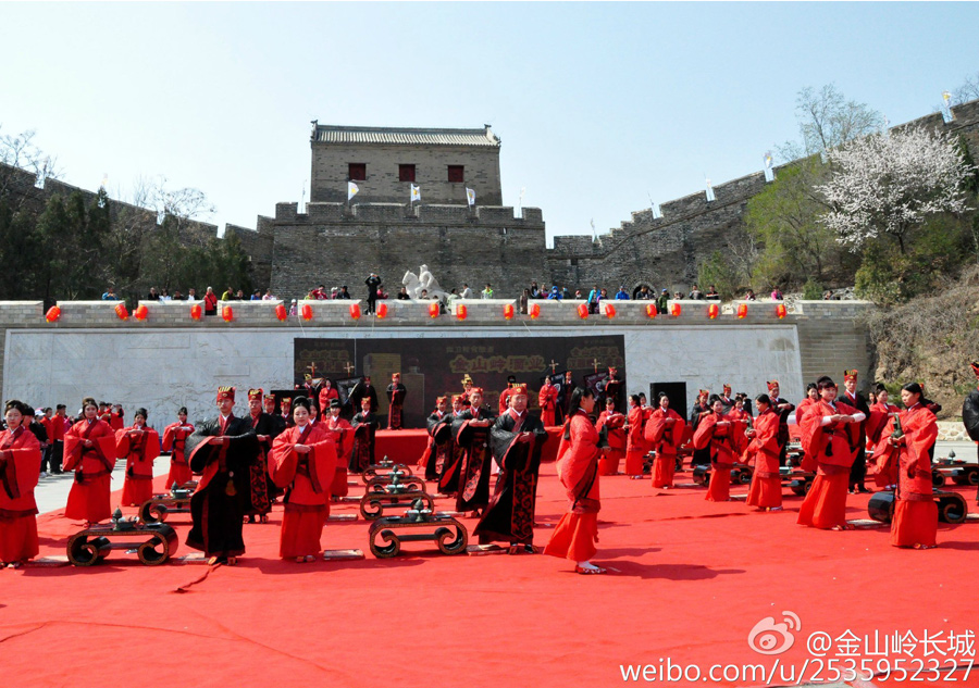 Traditional Chinese wedding at Jinshanling Great Wall