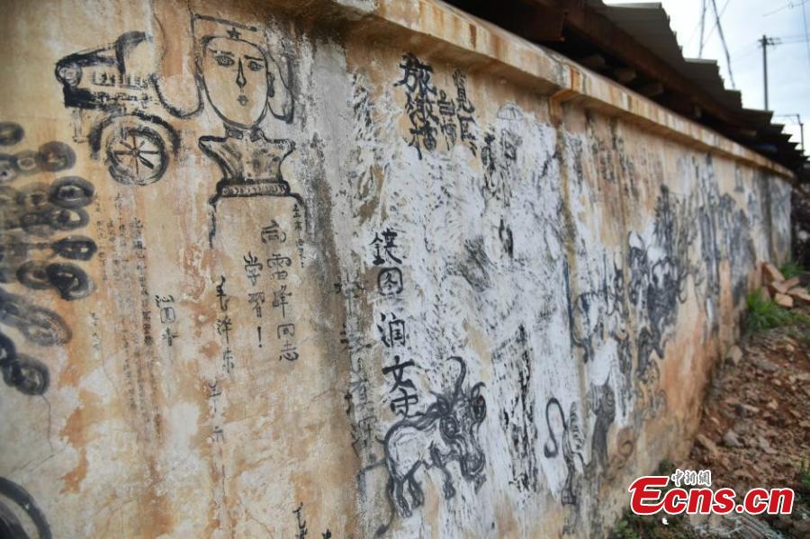 Vegetable vendor shows painting talent in Kunming