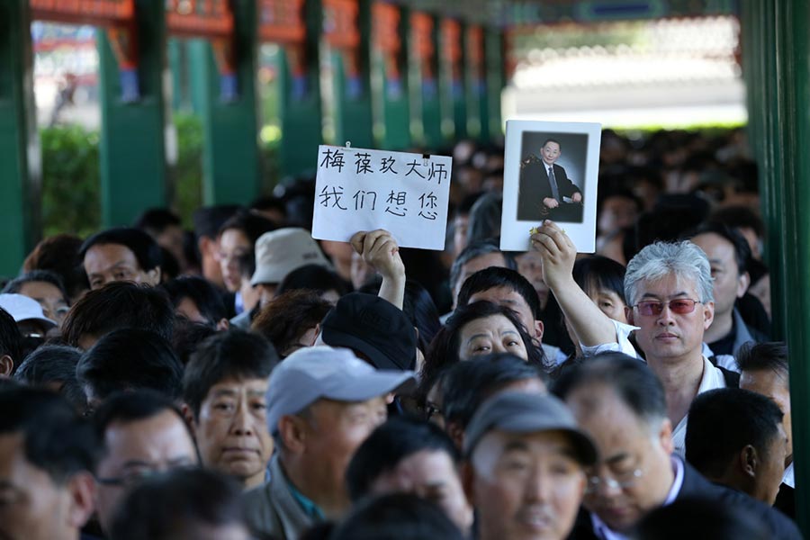 Mourners pay their last respects to Peking Opera master Mei Baojiu