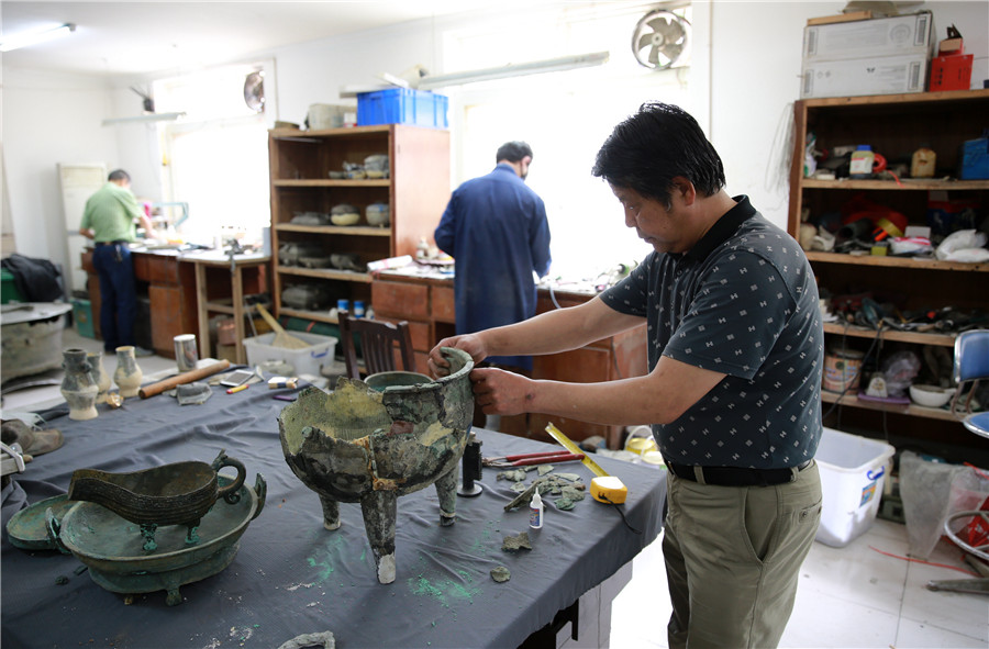 Restorers revive ancient bronze ware in C China
