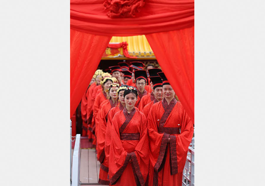 Couples take part in traditional group wedding in Jiangsu