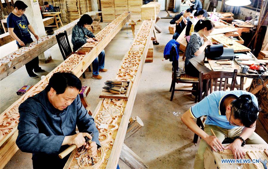 Inheritor of Huizhou carvings in E China