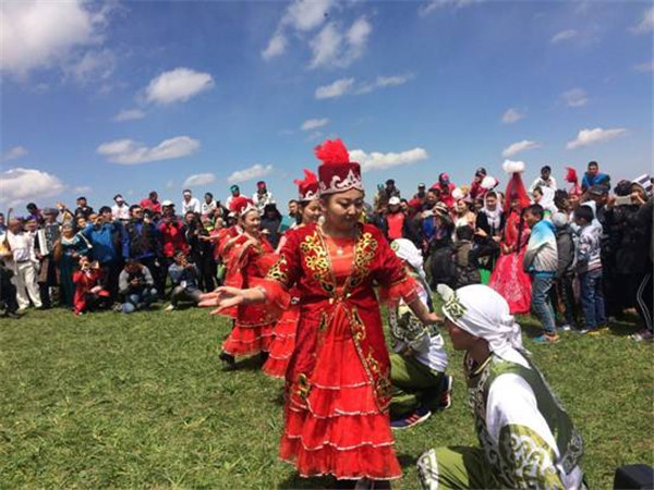 Traditional Kazakh wedding showcased in Xinjiang