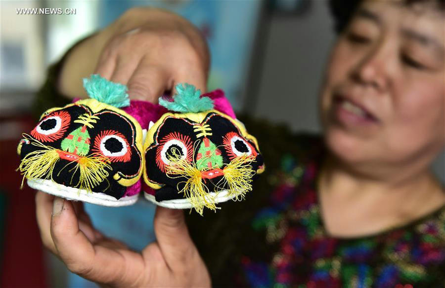 In pics: Inheritors of tiger-head shoes in E China